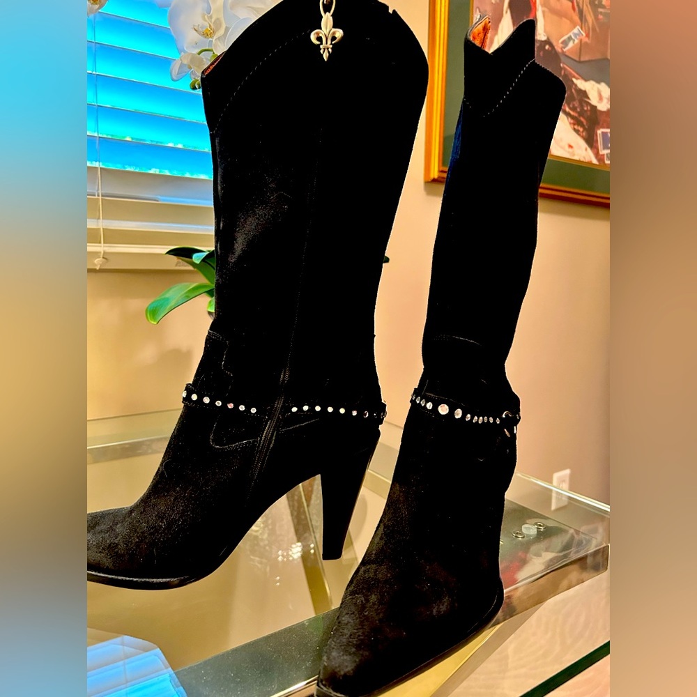 Donald Pliner Velina 100% suede boots